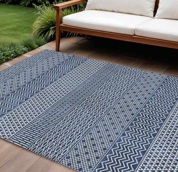 Homeroots 3' Washable Indoor Outdoor Area Rug With Chevron Design - Durable, Stain Resistant, Versatile Décor Navy Blue Polyester 612285