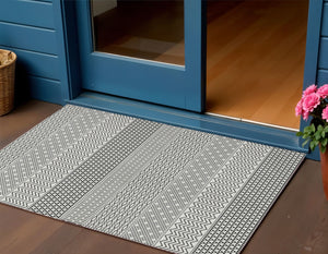 Homeroots 3' Washable Indoor Outdoor Area Rug With Chevron Design - Durable, Stain Resistant, Versatile Décor White Polyester 612298