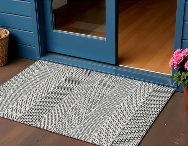 Homeroots 3' Washable Indoor Outdoor Area Rug With Chevron Design - Durable, Stain Resistant, Versatile Décor White Polyester 612298