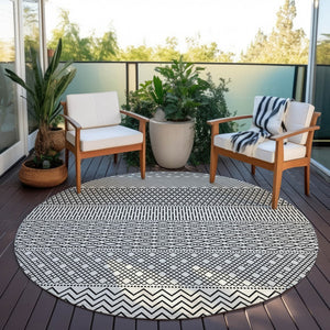 Homeroots 3' Washable Indoor Outdoor Area Rug With Chevron Design - Durable, Stain Resistant, Versatile Décor White Polyester 612300