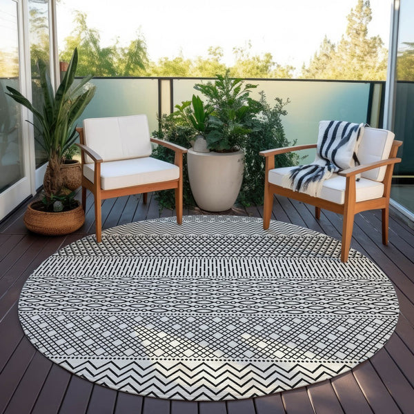 Homeroots 3' Washable Indoor Outdoor Area Rug With Chevron Design - Durable, Stain Resistant, Versatile Décor White Polyester 612300