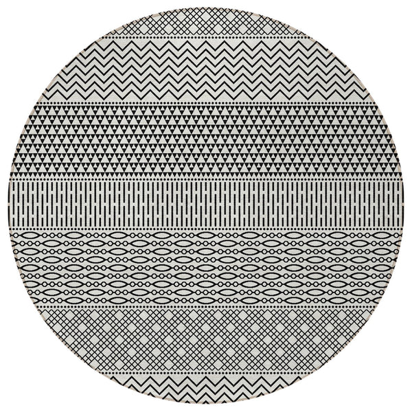 Homeroots 3' Washable Indoor Outdoor Area Rug With Chevron Design - Durable, Stain Resistant, Versatile Décor White Polyester 612300