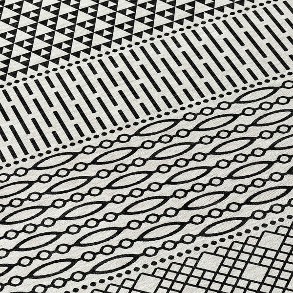 Homeroots 3' Washable Indoor Outdoor Area Rug With Chevron Design - Durable, Stain Resistant, Versatile Décor White Polyester 612300