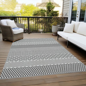 Homeroots 3' Washable Indoor Outdoor Area Rug With Chevron Design - Durable, Stain Resistant, Versatile Décor White Polyester 612301