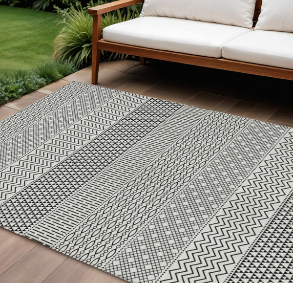 HomeRoots 5' Stylish Black and White Chevron Washable Area Rug for Indoor and Outdoor Use, Durable Design 9' X 12' 612302