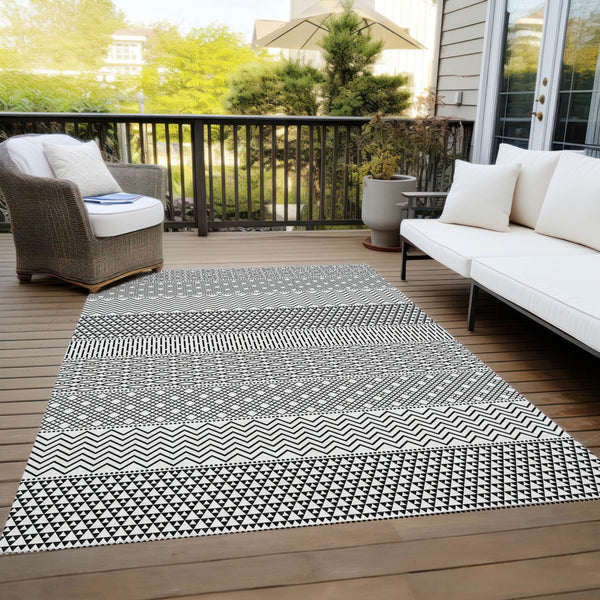 Homeroots 3' Washable Indoor Outdoor Area Rug With Chevron Design - Durable, Stain Resistant, Versatile Décor White Polyester 612303