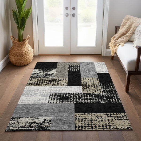 Homeroots 3' Stylish Geometric Washable Area Rug For Indoor/Outdoor Use - Durable, Stain Resistant Design Black Polyester 612388