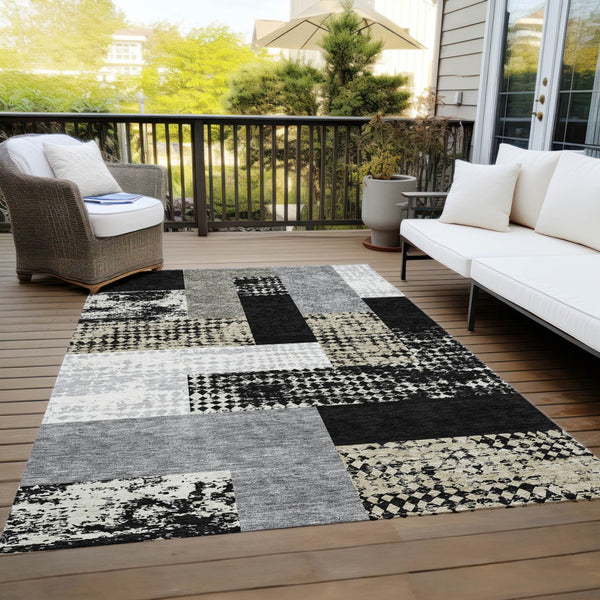 Homeroots 3' Stylish Geometric Washable Area Rug For Indoor/Outdoor Use - Durable, Stain Resistant Design Black Polyester 612388