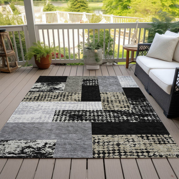 Homeroots 3' Stylish Geometric Washable Area Rug For Indoor/Outdoor Use - Durable, Stain Resistant Design Black Polyester 612389