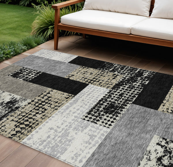 Homeroots 3' Stylish Geometric Washable Area Rug For Indoor/Outdoor Use - Durable, Stain Resistant Design Black Polyester 612391