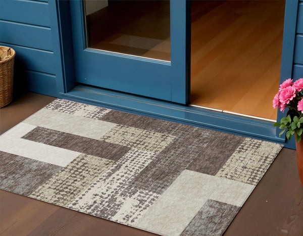 Homeroots 3' Stylish Geometric Washable Area Rug For Indoor/Outdoor Use - Durable, Stain Resistant Design Brown Polyester 612394