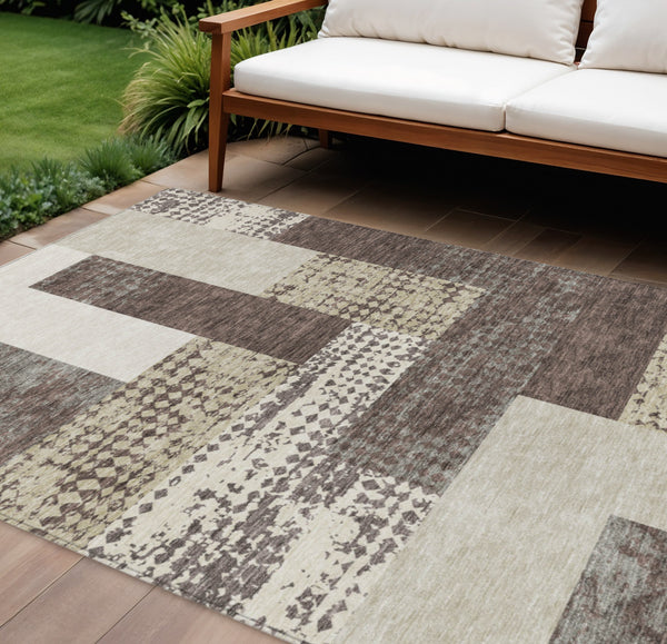 Homeroots 3' Stylish Geometric Washable Area Rug For Indoor/Outdoor Use - Durable, Stain Resistant Design Brown Polyester 612399