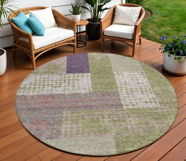 Homeroots 3' Stylish Geometric Washable Area Rug For Indoor/Outdoor Use - Durable, Stain Resistant Design Green Polyester 612414