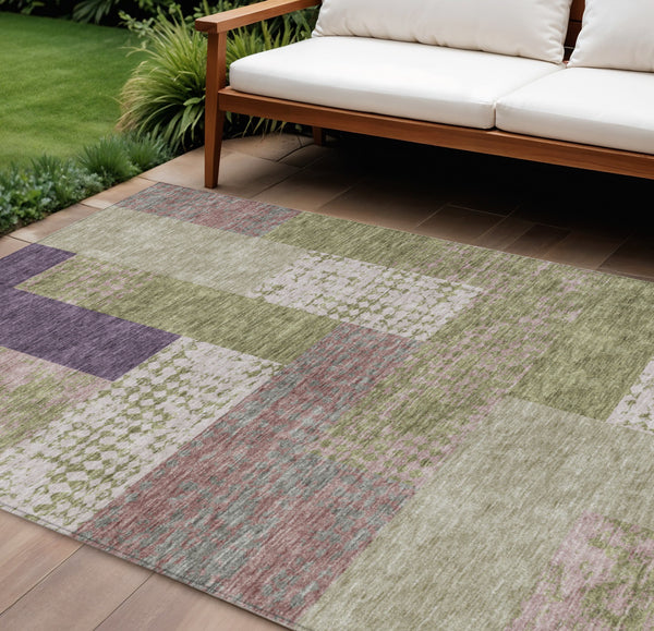 Homeroots 3' Stylish Geometric Washable Area Rug For Indoor/Outdoor Use - Durable, Stain Resistant Design Green Polyester 612415