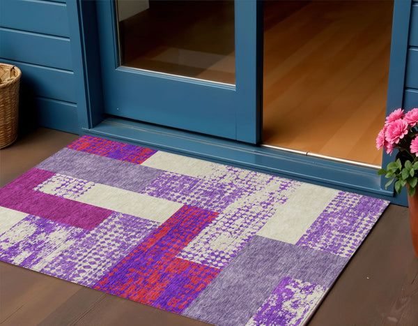 Homeroots 3' Stylish Geometric Washable Area Rug For Indoor/Outdoor Use - Durable, Stain Resistant Design Lavender Polyester 612430