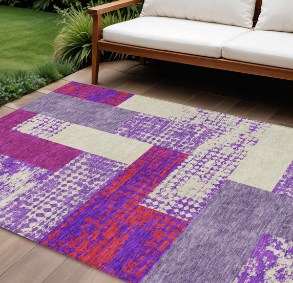 Homeroots 3' Stylish Geometric Washable Area Rug For Indoor/Outdoor Use - Durable, Stain Resistant Design Lavender Polyester 612434