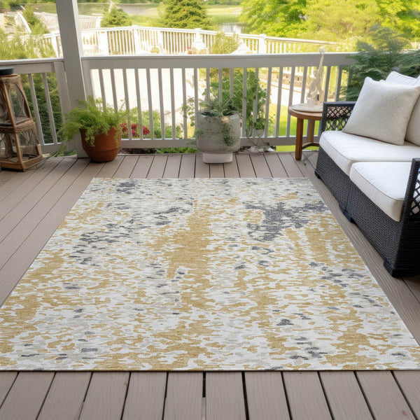 Homeroots 3' Indoor Outdoor Abstract Washable Area Rug - Stylish, Durable, Stain Resistant For Any Space Gold Polyester 612611
