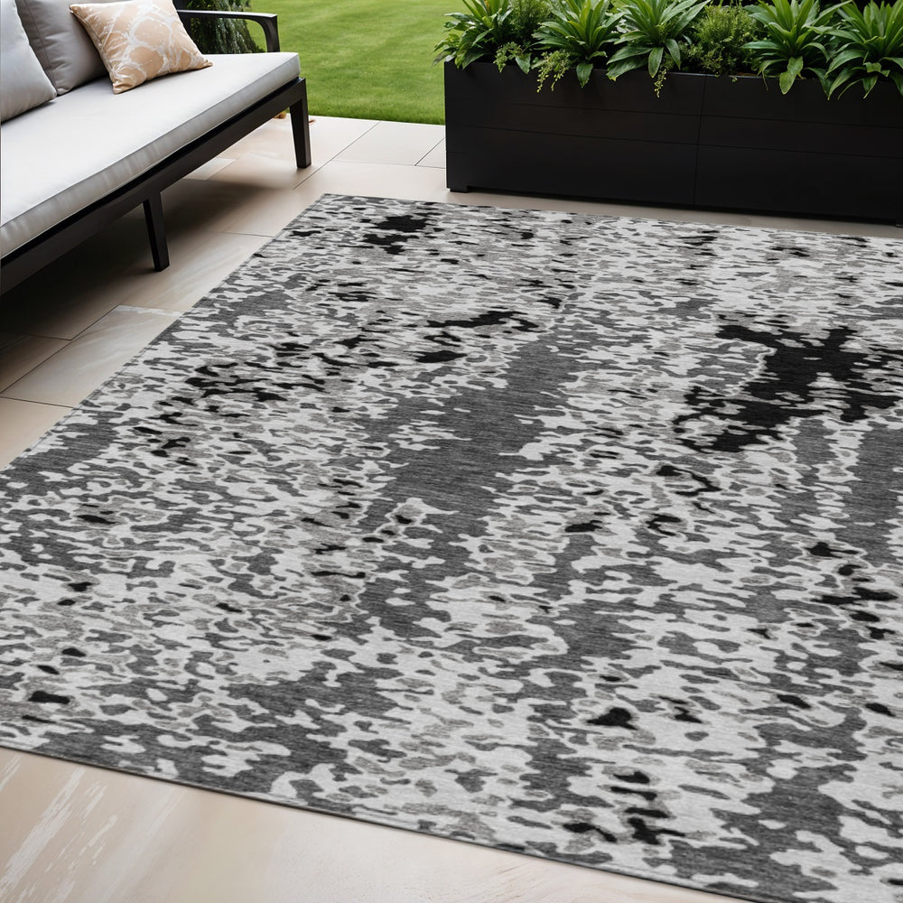 Homeroots 3' Indoor Outdoor Abstract Washable Area Rug - Stylish, Durable, Stain Resistant For Any Space Gray Polyester 612618