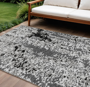 Homeroots 3' Indoor Outdoor Abstract Washable Area Rug - Stylish, Durable, Stain Resistant For Any Space Gray Polyester 612622