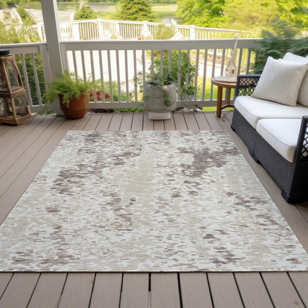 Homeroots 3' Indoor Outdoor Abstract Washable Area Rug - Stylish, Durable, Stain Resistant For Any Space Ivory Polyester 612624