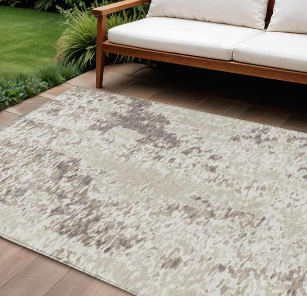 Homeroots 3' Indoor Outdoor Abstract Washable Area Rug - Stylish, Durable, Stain Resistant For Any Space Ivory Polyester 612626