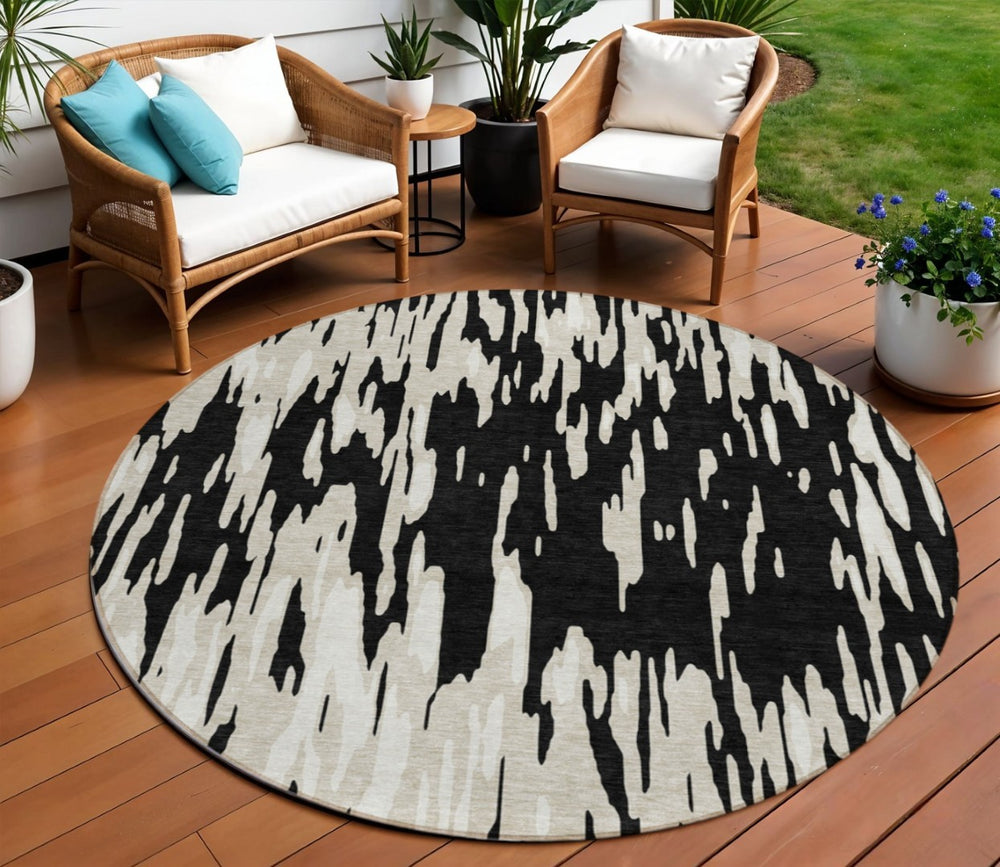 HomeRoots 5' Black and Ivory Abstract Area Rug – Durable, Washable Design for Indoor and Outdoor Use 8' Round 612637