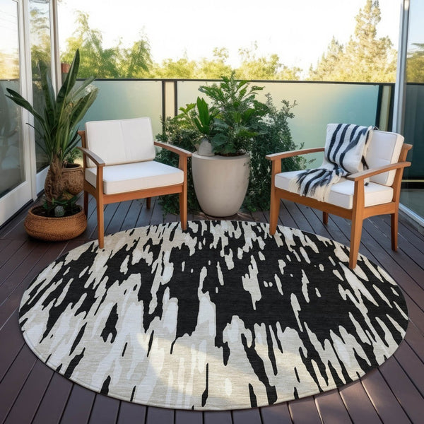 HomeRoots 5' Black and Ivory Abstract Area Rug – Durable, Washable Design for Indoor and Outdoor Use 8' Round 612637