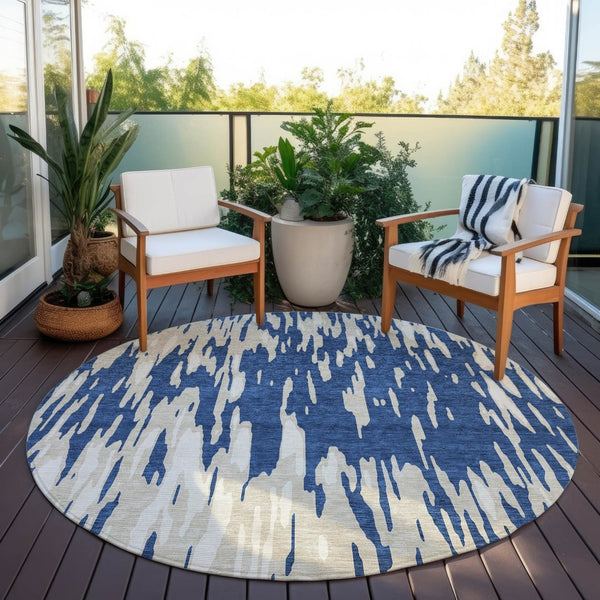 HomeRoots 5' Navy Blue and Ivory Abstract Area Rug - Stylish, Washable, Indoor/Outdoor, Perfect for High-Traffic Spaces 8' Round 612685