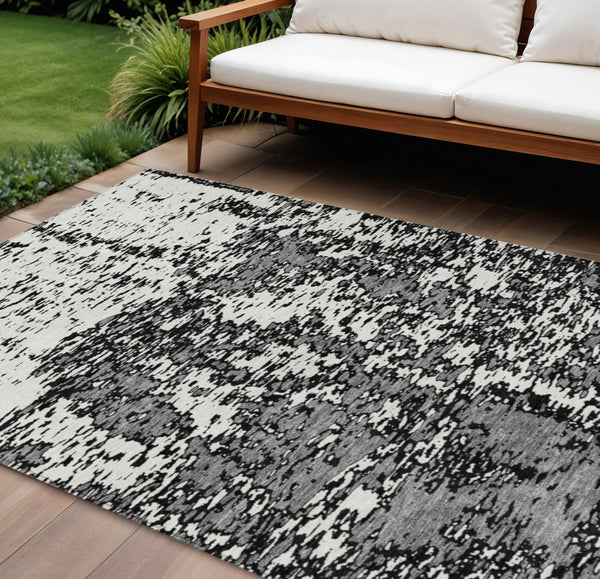 Homeroots 3' Abstract Washable Area Rug - Durable Indoor Outdoor Rectangle Rug For Stylish Spaces Black Polyester 612711