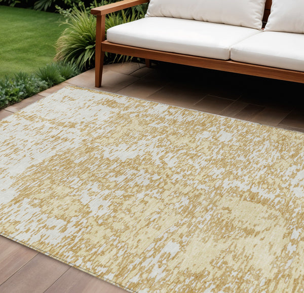 Homeroots 3' Abstract Washable Area Rug - Durable Indoor Outdoor Rectangle Rug For Stylish Spaces Gold Polyester 612741