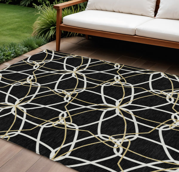 Homeroots 3' Geometric Washable Area Rug For Indoor & Outdoor Use - Stylish & Durable For High Traffic Areas Black Polyester 612992