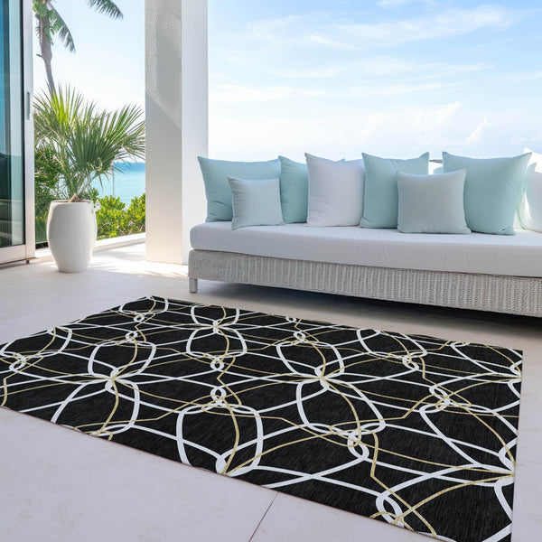 Homeroots 3' Geometric Washable Area Rug For Indoor & Outdoor Use - Stylish & Durable For High Traffic Areas Black Polyester 612992