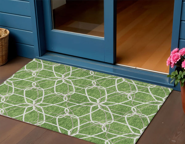 Homeroots 3' Geometric Washable Area Rug For Indoor & Outdoor Use - Stylish & Durable For High Traffic Areas Green Polyester 613001