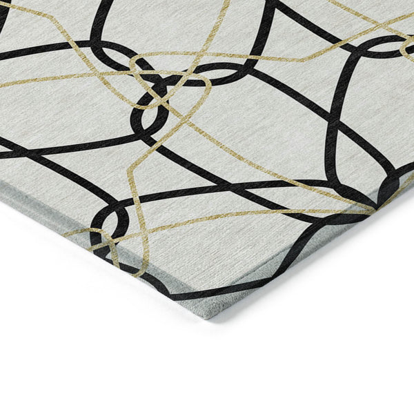 Homeroots 3' Geometric Washable Area Rug For Indoor & Outdoor Use - Stylish & Durable For High Traffic Areas White Polyester 613055