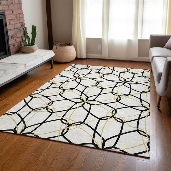 Homeroots 3' Geometric Washable Area Rug For Indoor & Outdoor Use - Stylish & Durable For High Traffic Areas White Polyester 613055