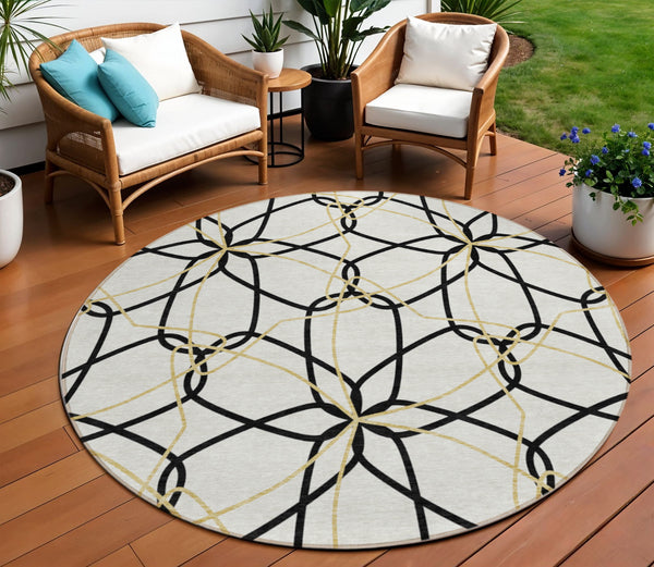 Homeroots 3' Geometric Washable Area Rug For Indoor & Outdoor Use - Stylish & Durable For High Traffic Areas White Polyester 613057
