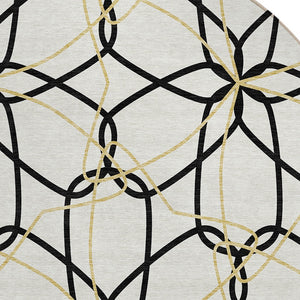 Homeroots 3' Geometric Washable Area Rug For Indoor & Outdoor Use - Stylish & Durable For High Traffic Areas White Polyester 613057