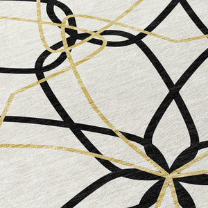 Homeroots 3' Geometric Washable Area Rug For Indoor & Outdoor Use - Stylish & Durable For High Traffic Areas White Polyester 613057