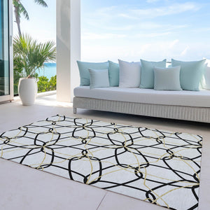 Homeroots 3' Geometric Washable Area Rug For Indoor & Outdoor Use - Stylish & Durable For High Traffic Areas White Polyester 613058