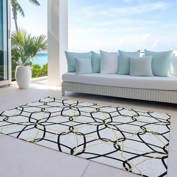Homeroots 3' Geometric Washable Area Rug For Indoor & Outdoor Use - Stylish & Durable For High Traffic Areas White Polyester 613058