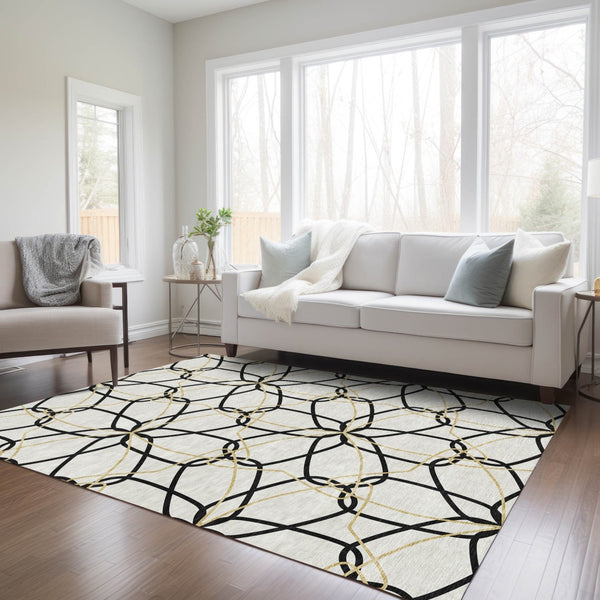 Homeroots 3' Geometric Washable Area Rug For Indoor & Outdoor Use - Stylish & Durable For High Traffic Areas White Polyester 613058