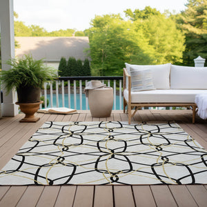 Homeroots 3' Geometric Washable Area Rug For Indoor & Outdoor Use - Stylish & Durable For High Traffic Areas White Polyester 613058