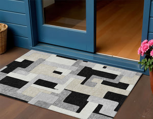 Homeroots 3' Stylish Geometric Washable Area Rug For Indoor And Outdoor Use - Durable & Versatile Design Black Polyester 613193