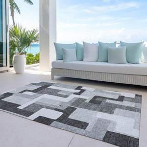 Homeroots 3' Stylish Geometric Washable Area Rug For Indoor And Outdoor Use - Durable & Versatile Design Silver Polyester 613242