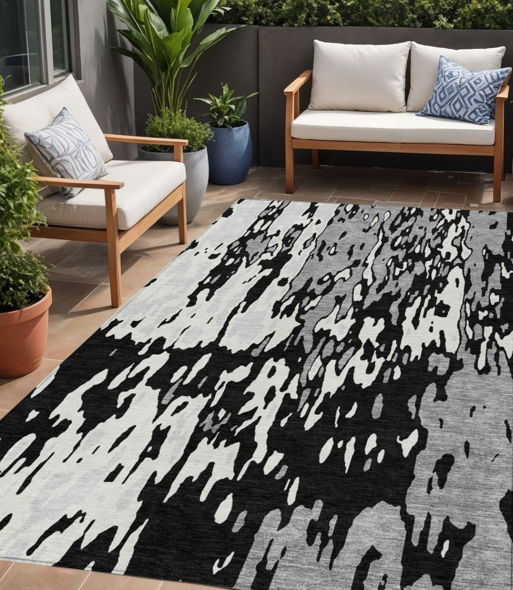 HomeRoots 5' Black and Ivory Abstract Area Rug - Modern, Durable, Washable Design for Indoor and Outdoor Use 5' X 8' 613327