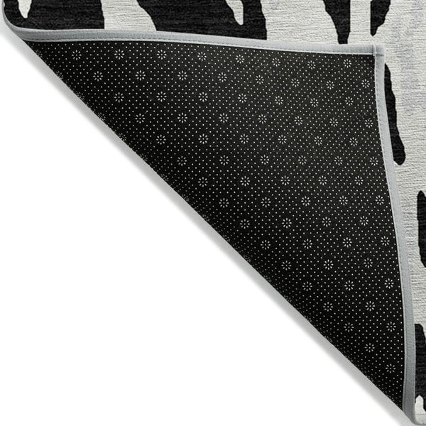 HomeRoots 5' Black and Ivory Abstract Area Rug - Modern, Durable, Washable Design for Indoor and Outdoor Use 8' X 10' 613329