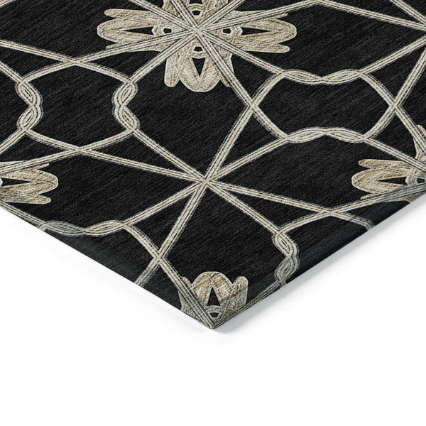 Homeroots 3' Stylish Geometric Washable Area Rug For Indoor Or Outdoor Use - Durable, Stain-resistant Design Black Polyester 613405