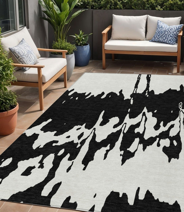 HomeRoots 5' Versatile Black and Ivory Abstract Indoor Outdoor Rug - Washable, Durable, Stylish for Any Space 5' X 8' 613615