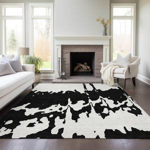 HomeRoots 5' Versatile Black and Ivory Abstract Indoor Outdoor Rug - Washable, Durable, Stylish for Any Space 5' X 8' 613615