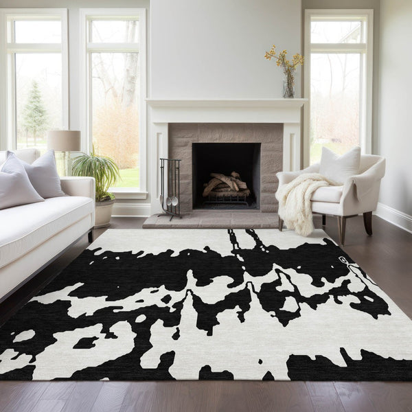 HomeRoots 5' Versatile Black and Ivory Abstract Indoor Outdoor Rug - Washable, Durable, Stylish for Any Space 5' X 8' 613615